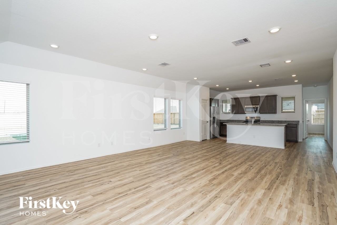 7518 Oakmont Ave - Photo 3 of 15