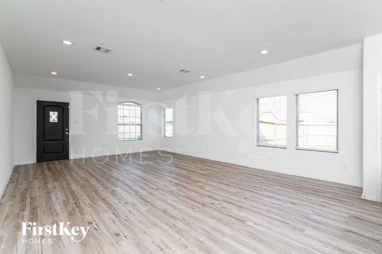 7518 Oakmont Ave - Photo 4 of 15