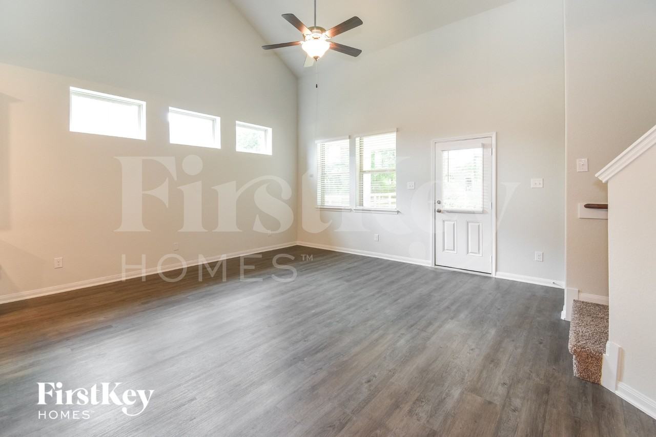 321 Lakeway Cir - Photo 2 of 15