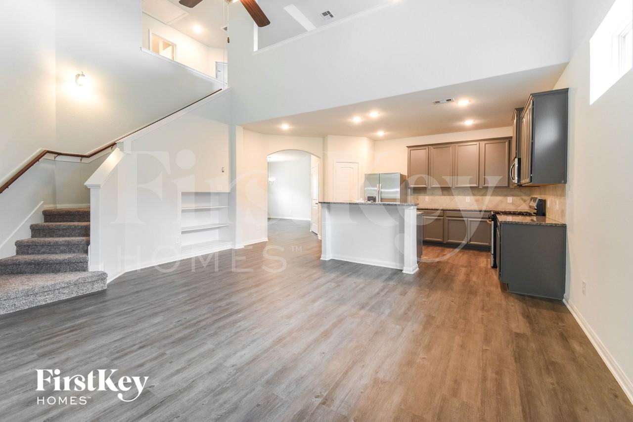 321 Lakeway Cir - Photo 3 of 15