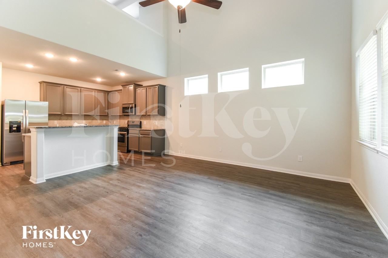 321 Lakeway Cir - Photo 4 of 15