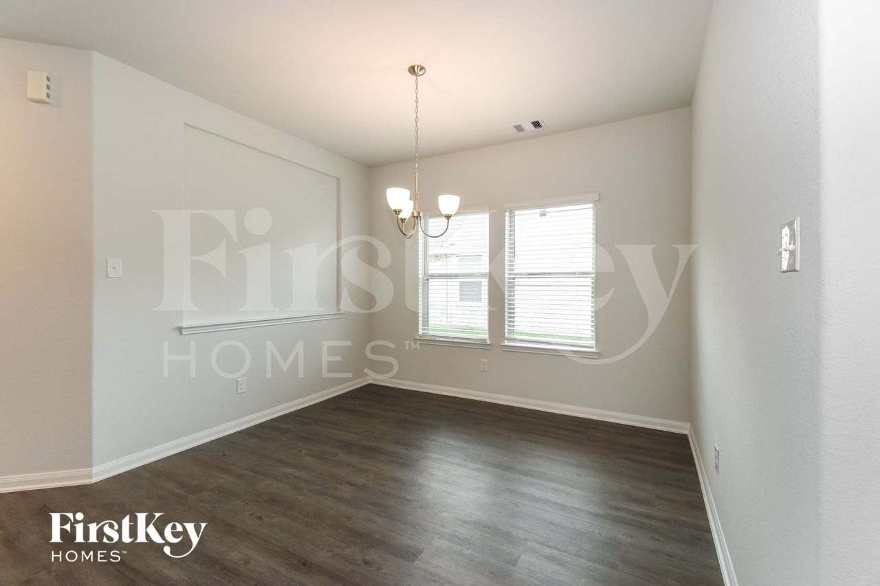 321 Lakeway Cir - Photo 5 of 15