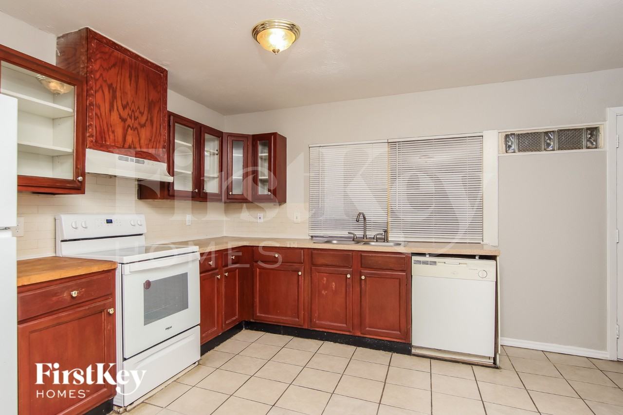 2617 Branch Oaks Dr - Photo 6 of 16