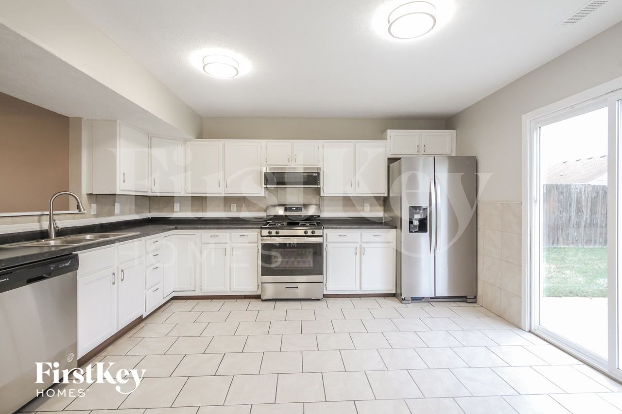 5722 Brobeck Ct - Photo 5 of 15