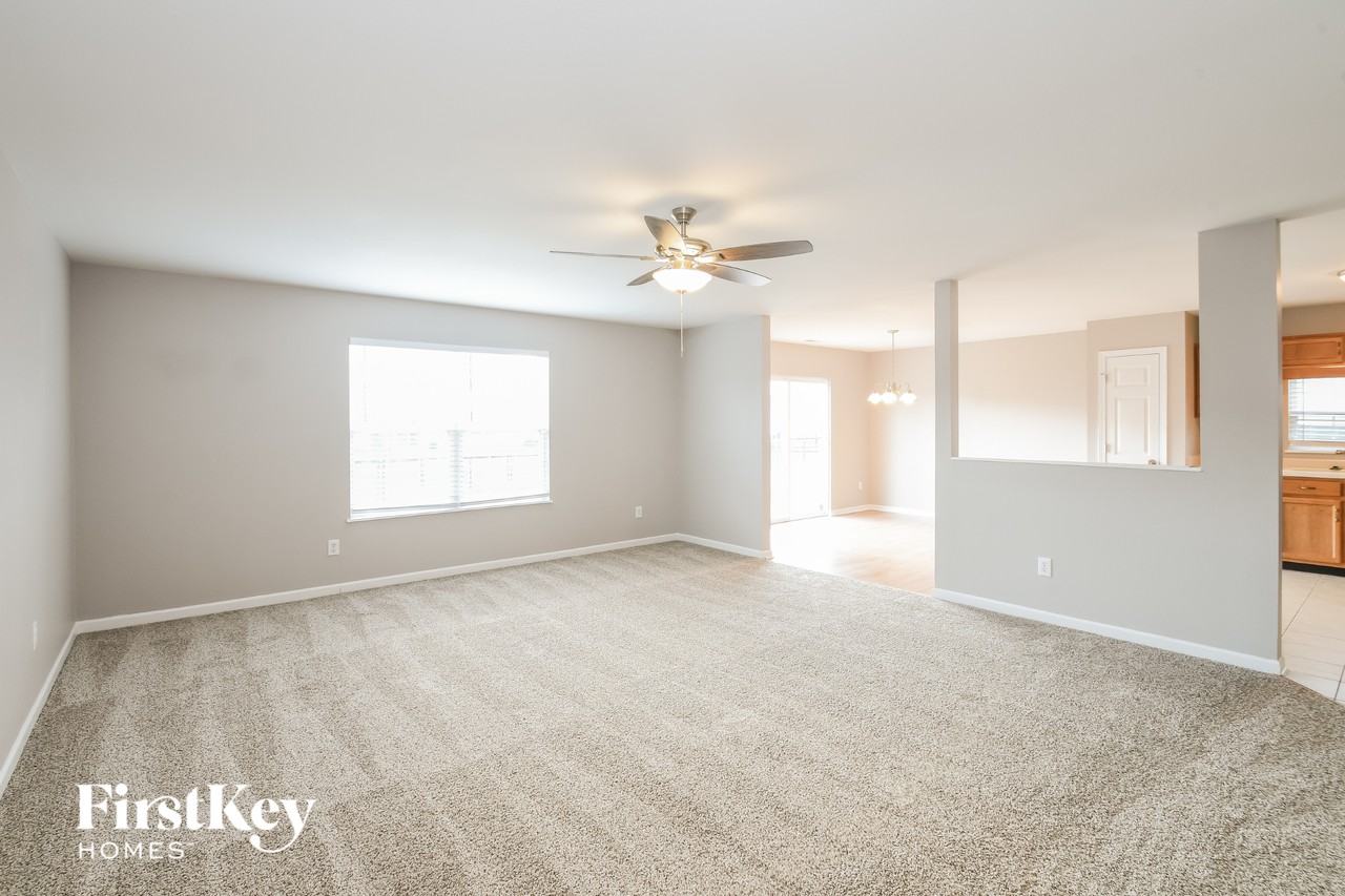 2334 Layton Park Dr - Photo 2 of 15