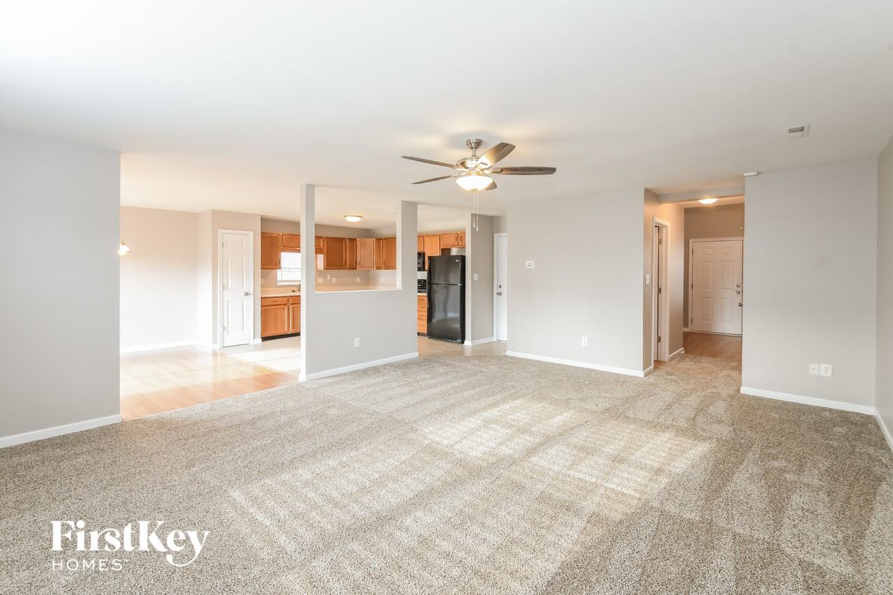 2334 Layton Park Dr - Photo 3 of 15