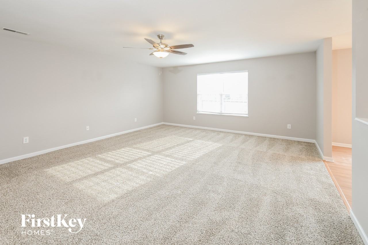 2334 Layton Park Dr - Photo 4 of 15