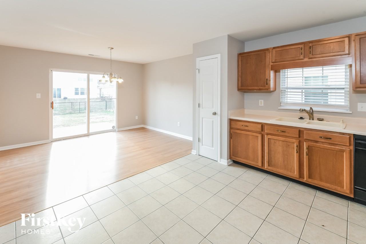 2334 Layton Park Dr - Photo 5 of 15