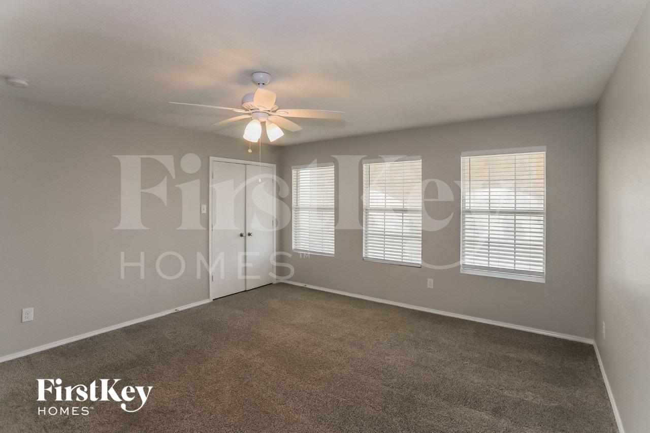 10021 Fox Hill Dr - Photo 3 of 15