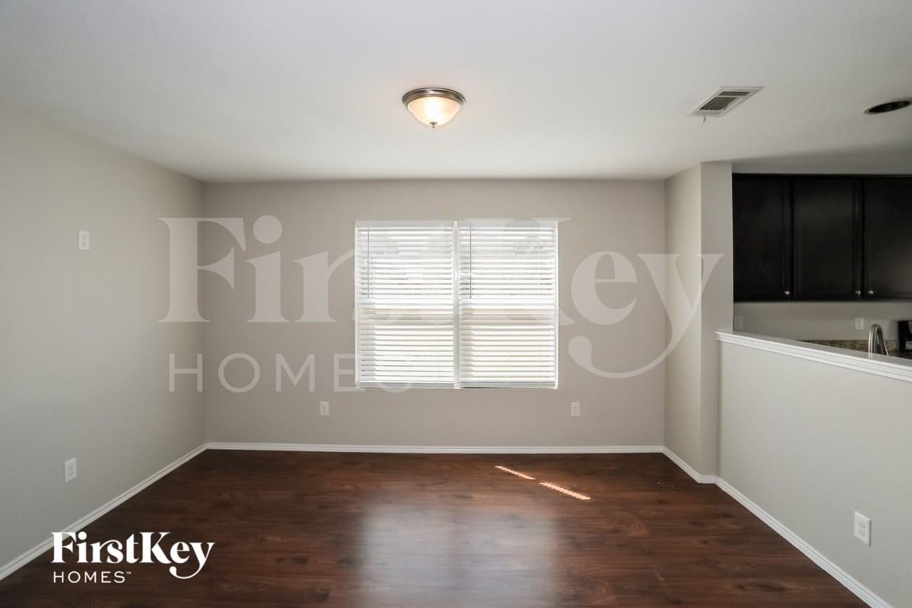 10021 Fox Hill Dr - Photo 4 of 15