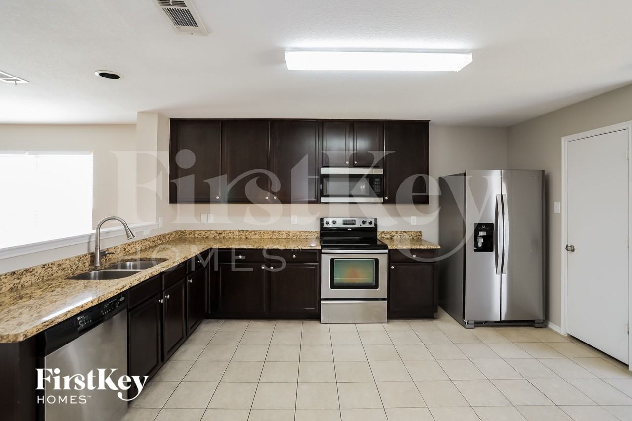 10021 Fox Hill Dr - Photo 5 of 15