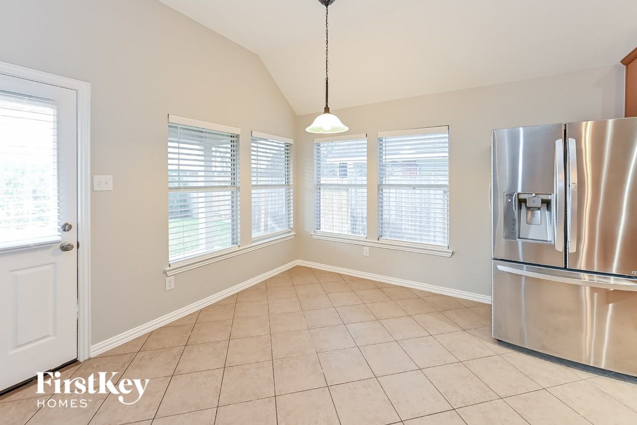 3010 Silverwood Park Ln - Photo 4 of 15