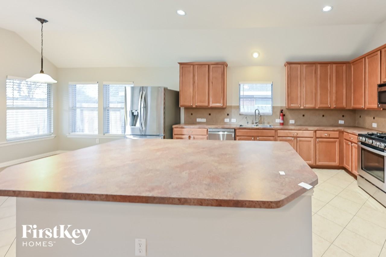 3010 Silverwood Park Ln - Photo 6 of 15