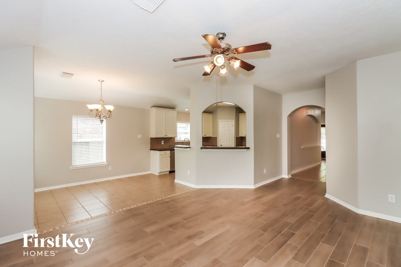 2726 Lakecrest Way Dr - Photo 3 of 15