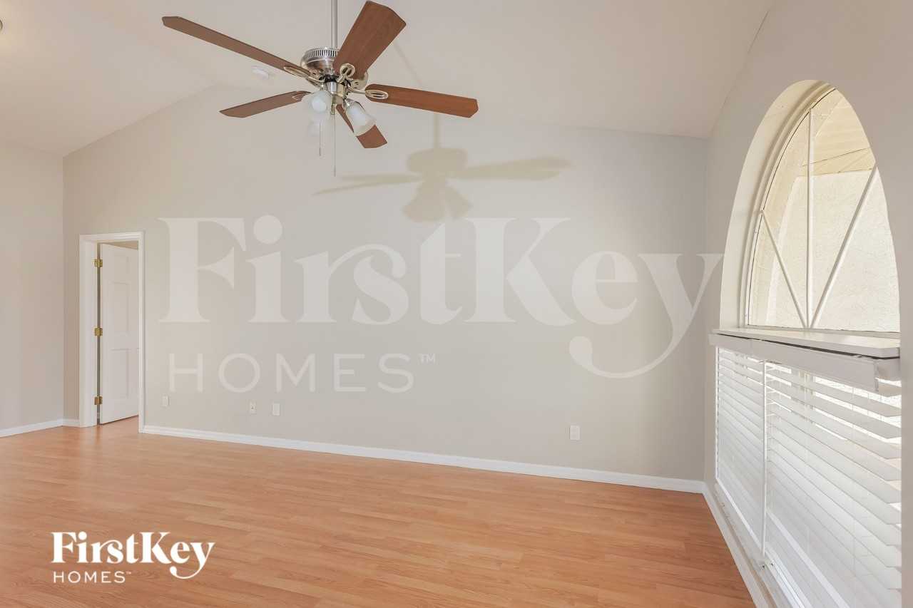 2301 Se 8th Pl - Photo 4 of 19