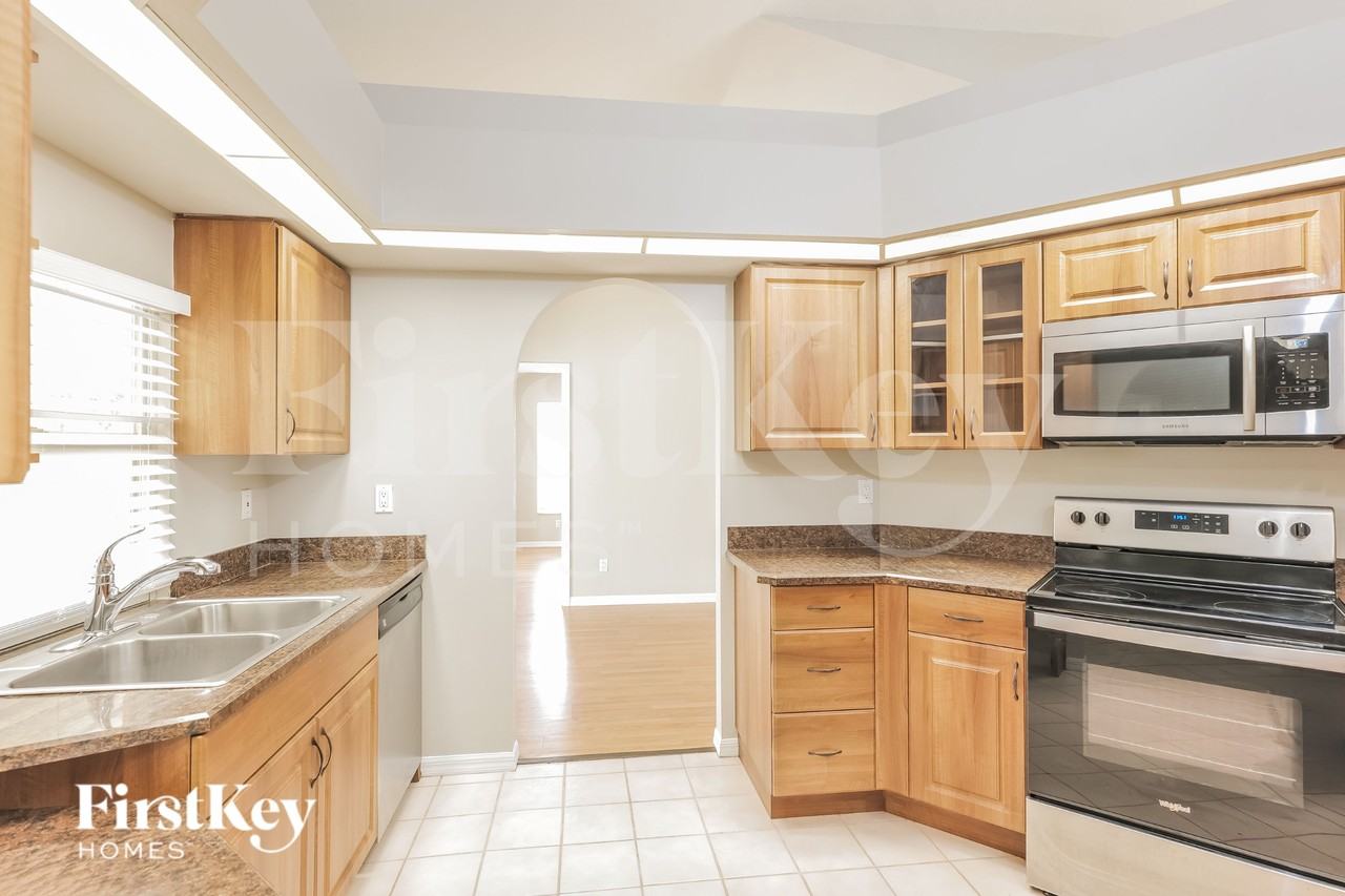 2301 Se 8th Pl - Photo 6 of 19