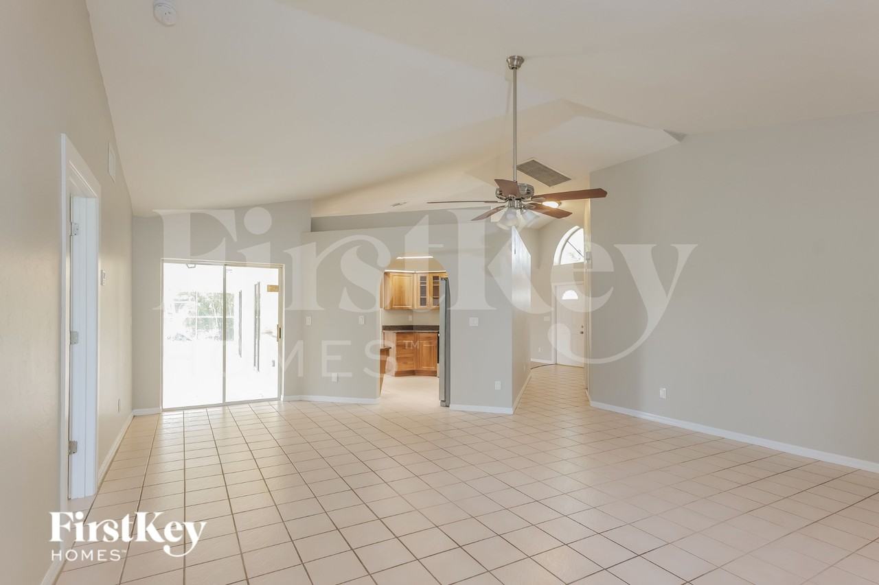 2301 Se 8th Pl - Photo 7 of 19