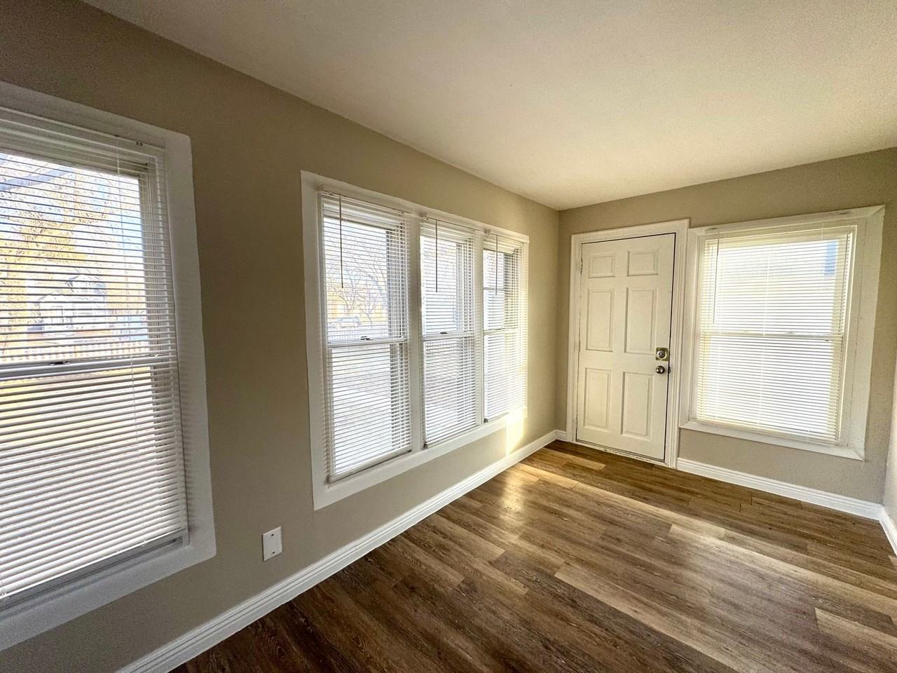 5723 N 38th St - Photo 3 of 27