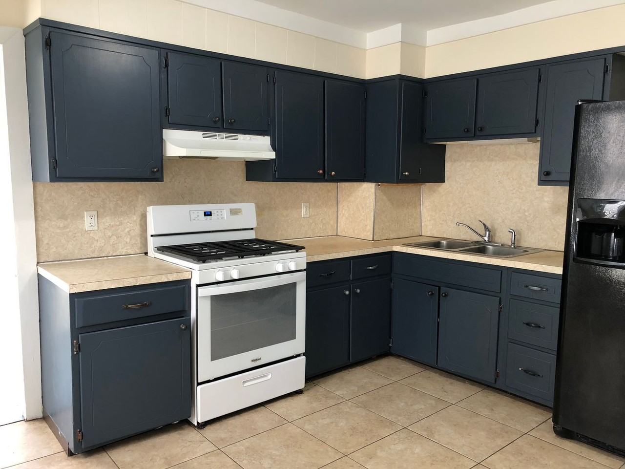 1615 Genesee St - Photo 2 of 17