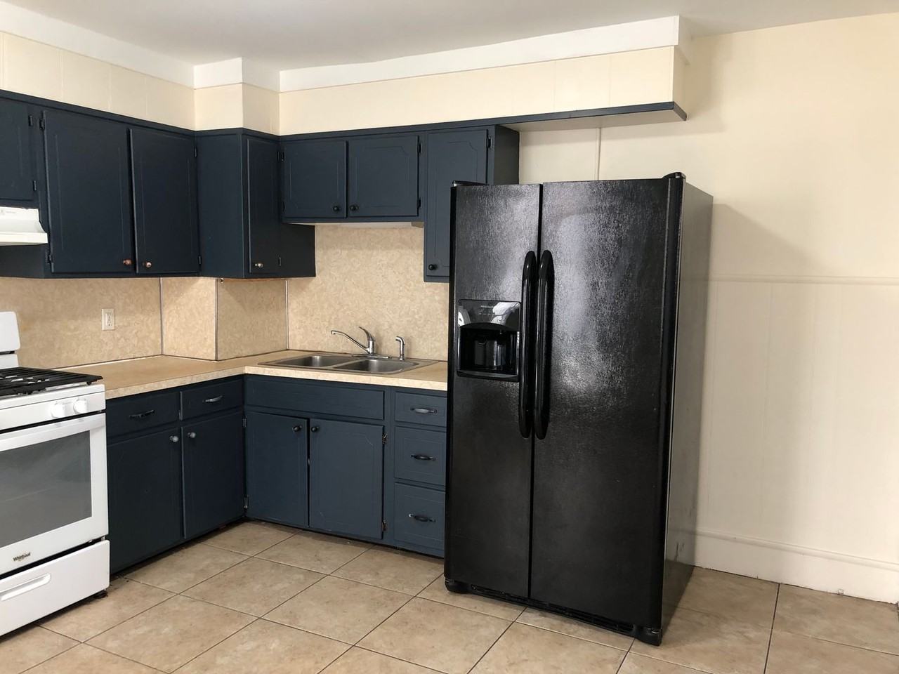 1615 Genesee St - Photo 4 of 17