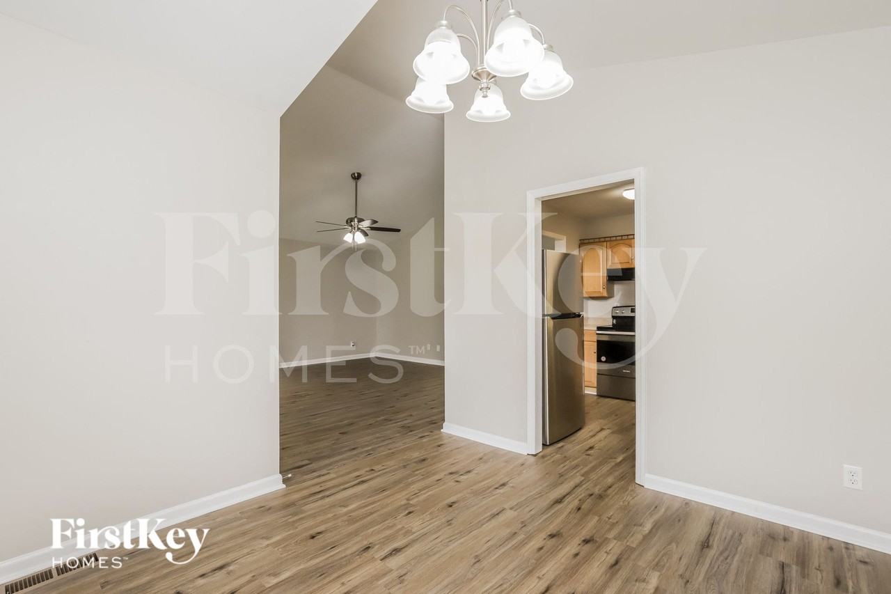 1317 Cushing St - Photo 4 of 15