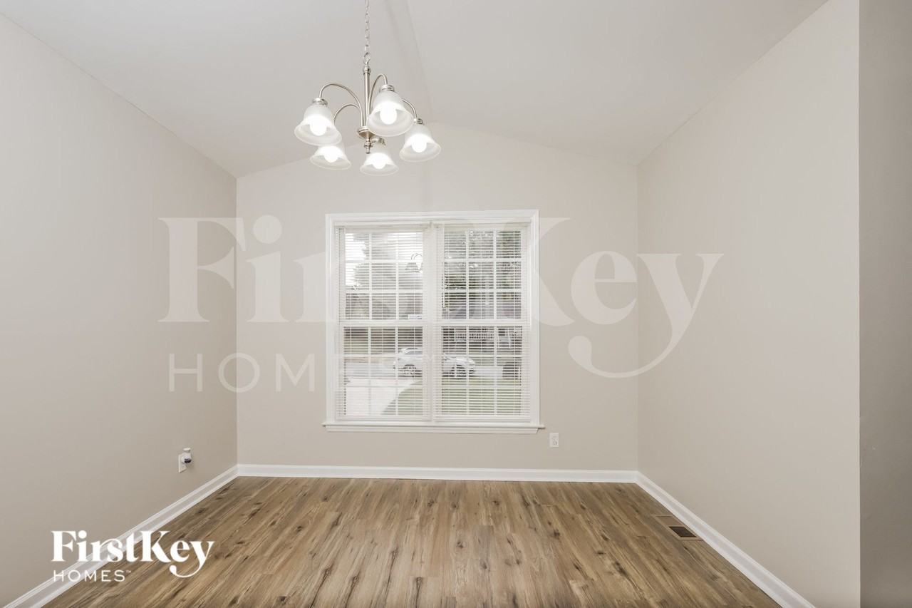 1317 Cushing St - Photo 5 of 15