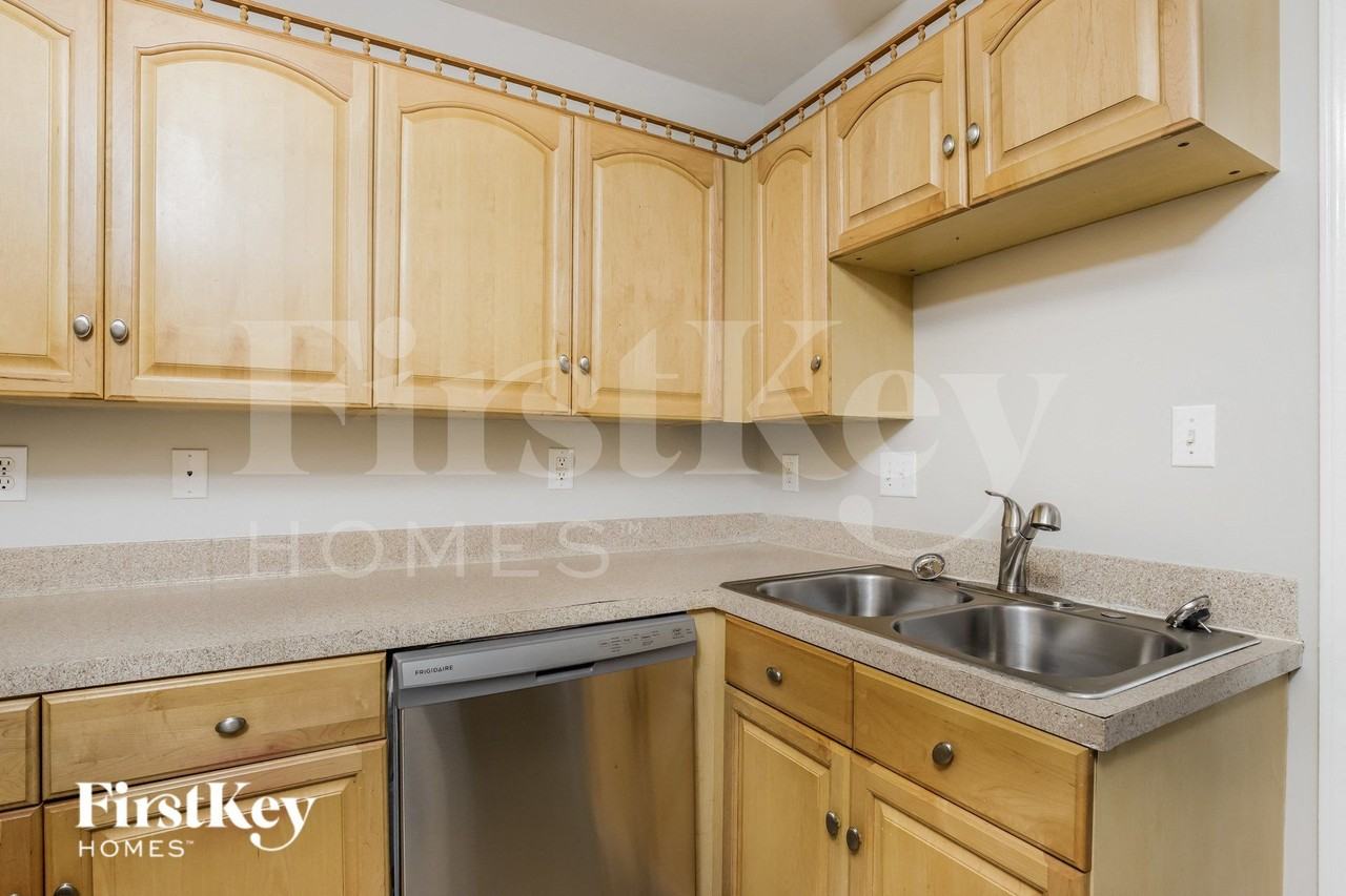 1317 Cushing St - Photo 6 of 15