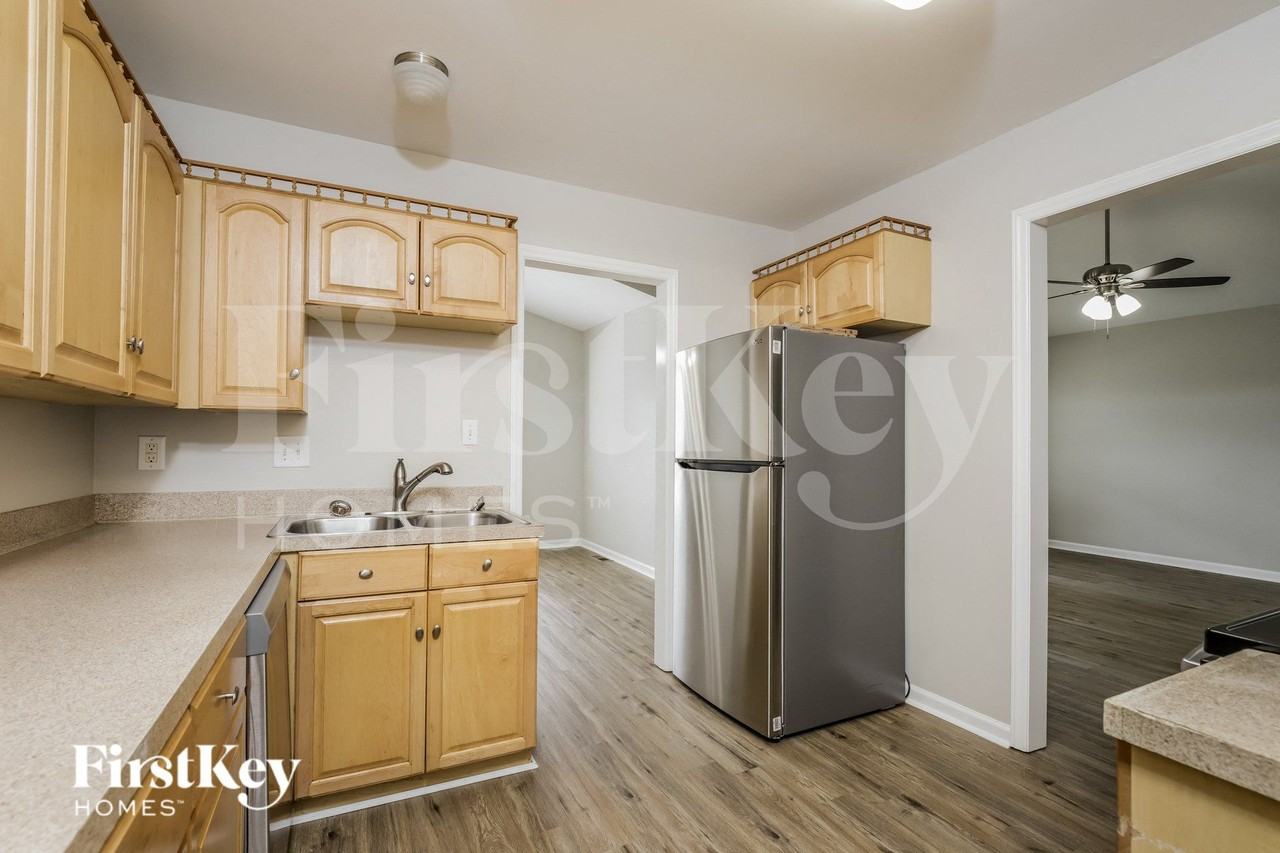 1317 Cushing St - Photo 7 of 15