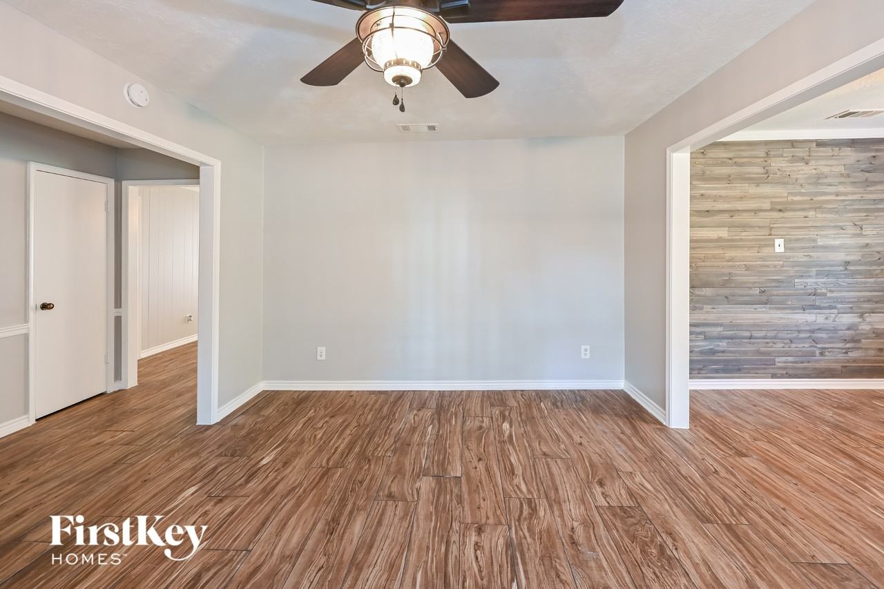 11907 Cedarcliff Dr - Photo 3 of 15