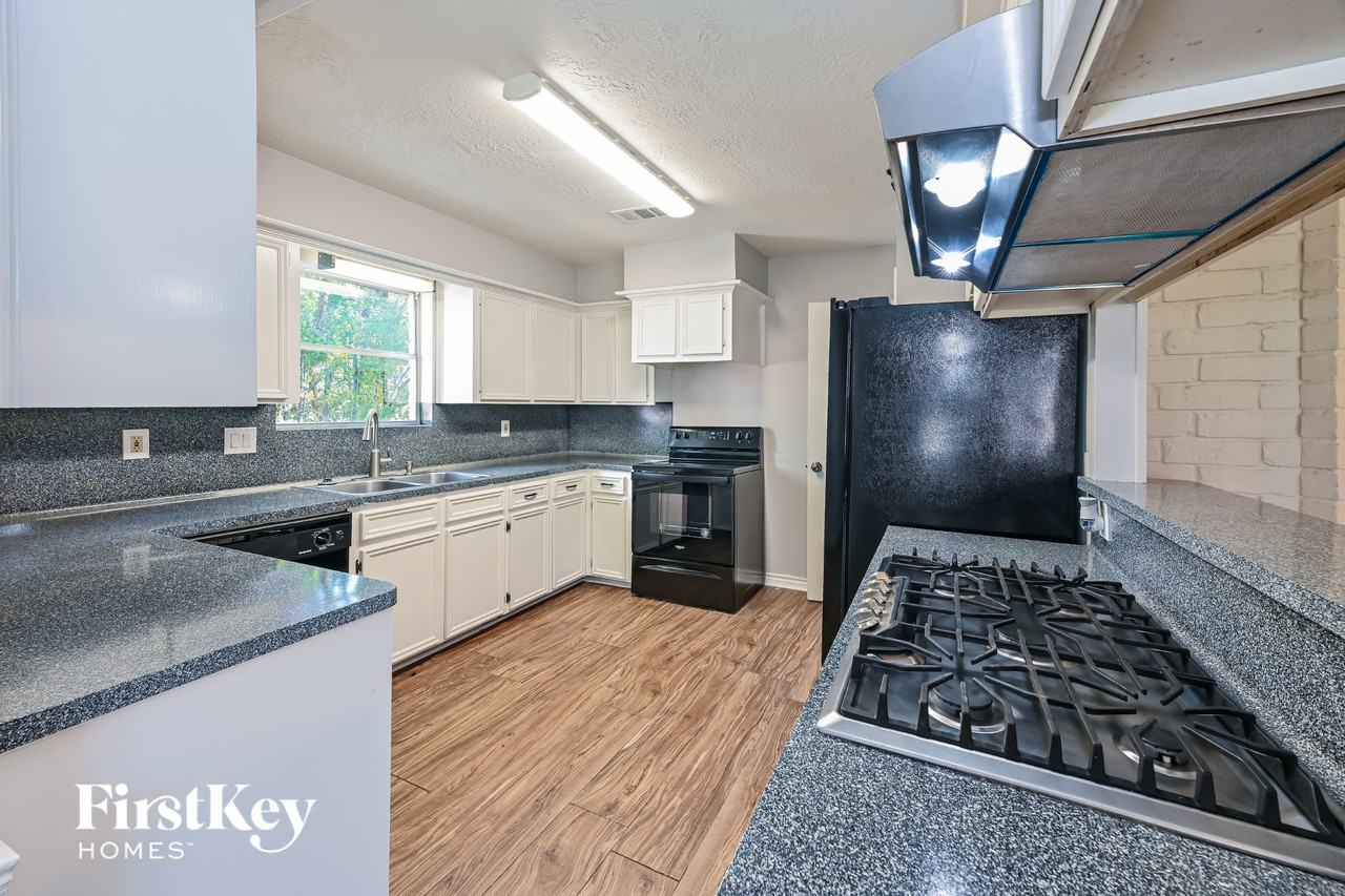 11907 Cedarcliff Dr - Photo 5 of 15