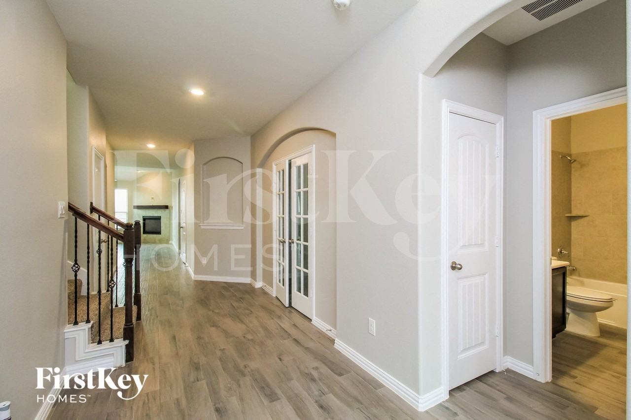 821 Skytop Dr - Photo 3 of 15