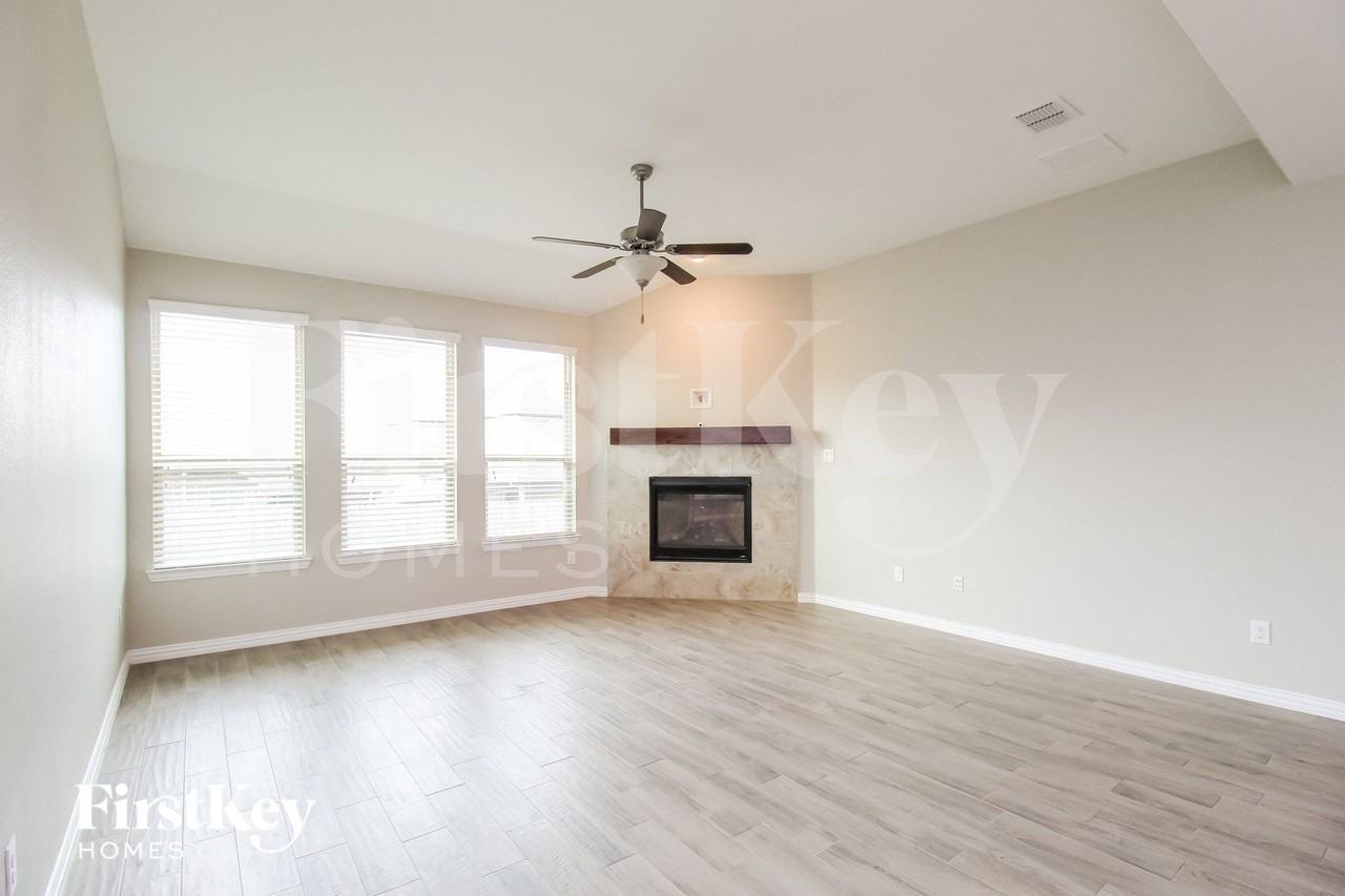 821 Skytop Dr - Photo 4 of 15