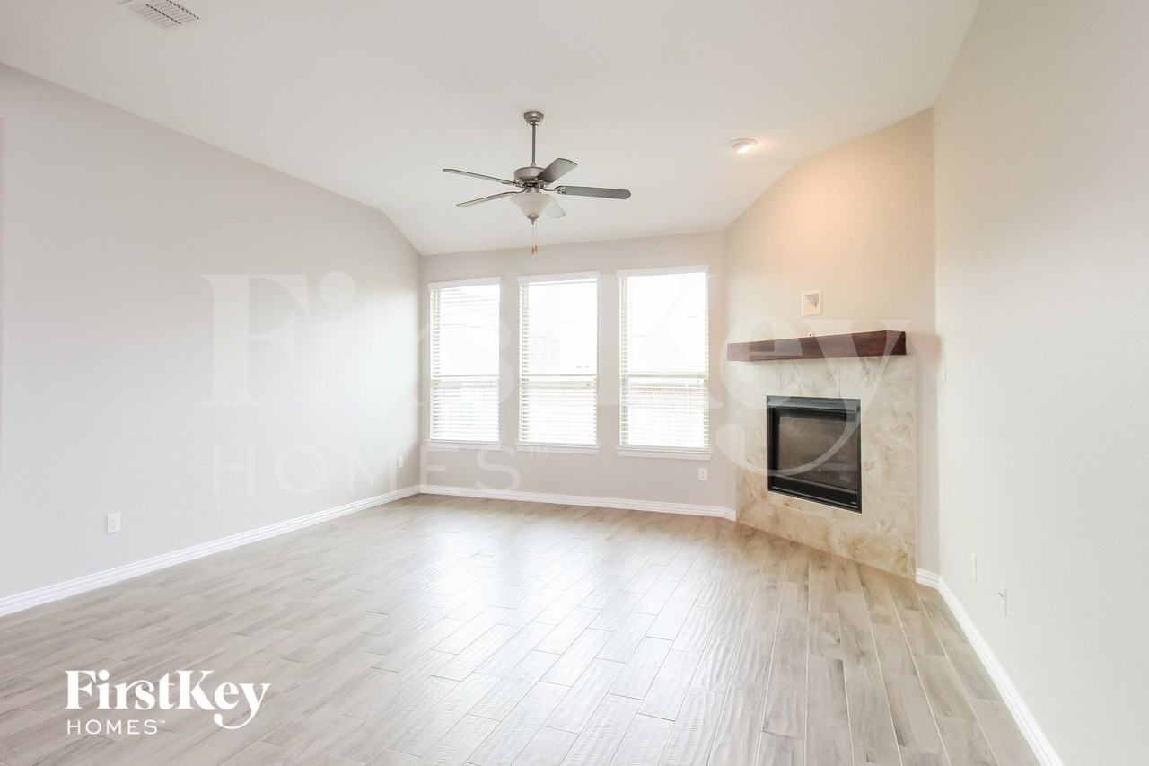 821 Skytop Dr - Photo 5 of 15