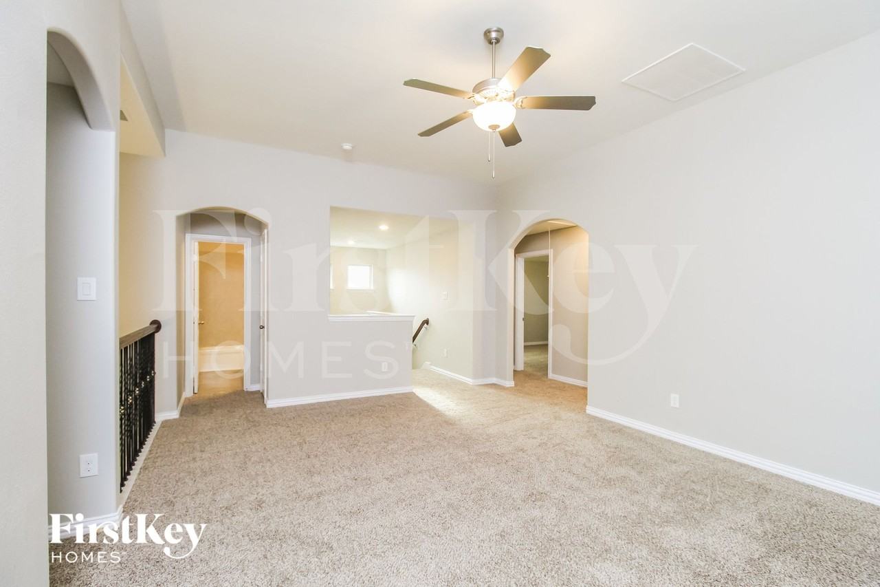 821 Skytop Dr - Photo 6 of 15