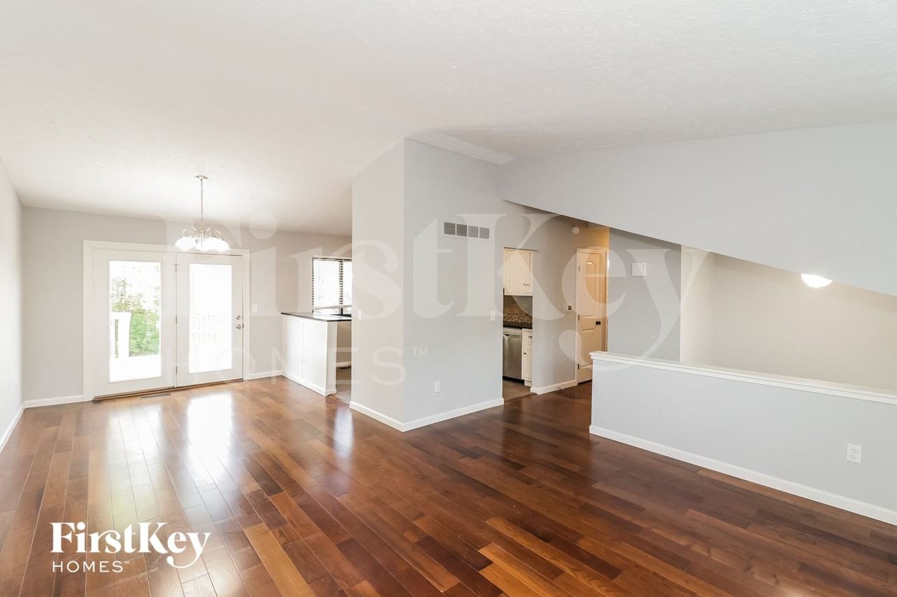 5571 Creekwood Cir - Photo 3 of 15