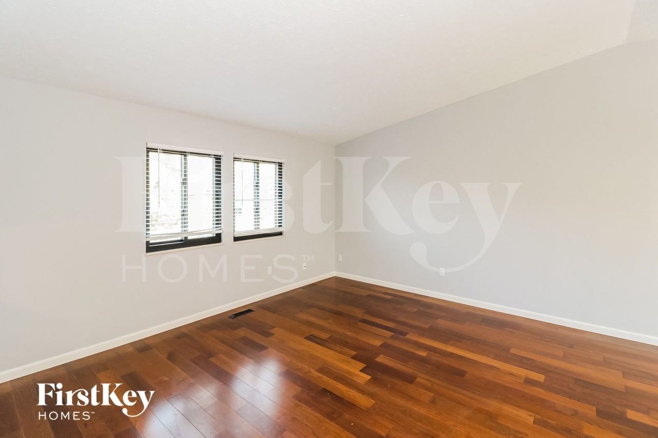 5571 Creekwood Cir - Photo 4 of 15