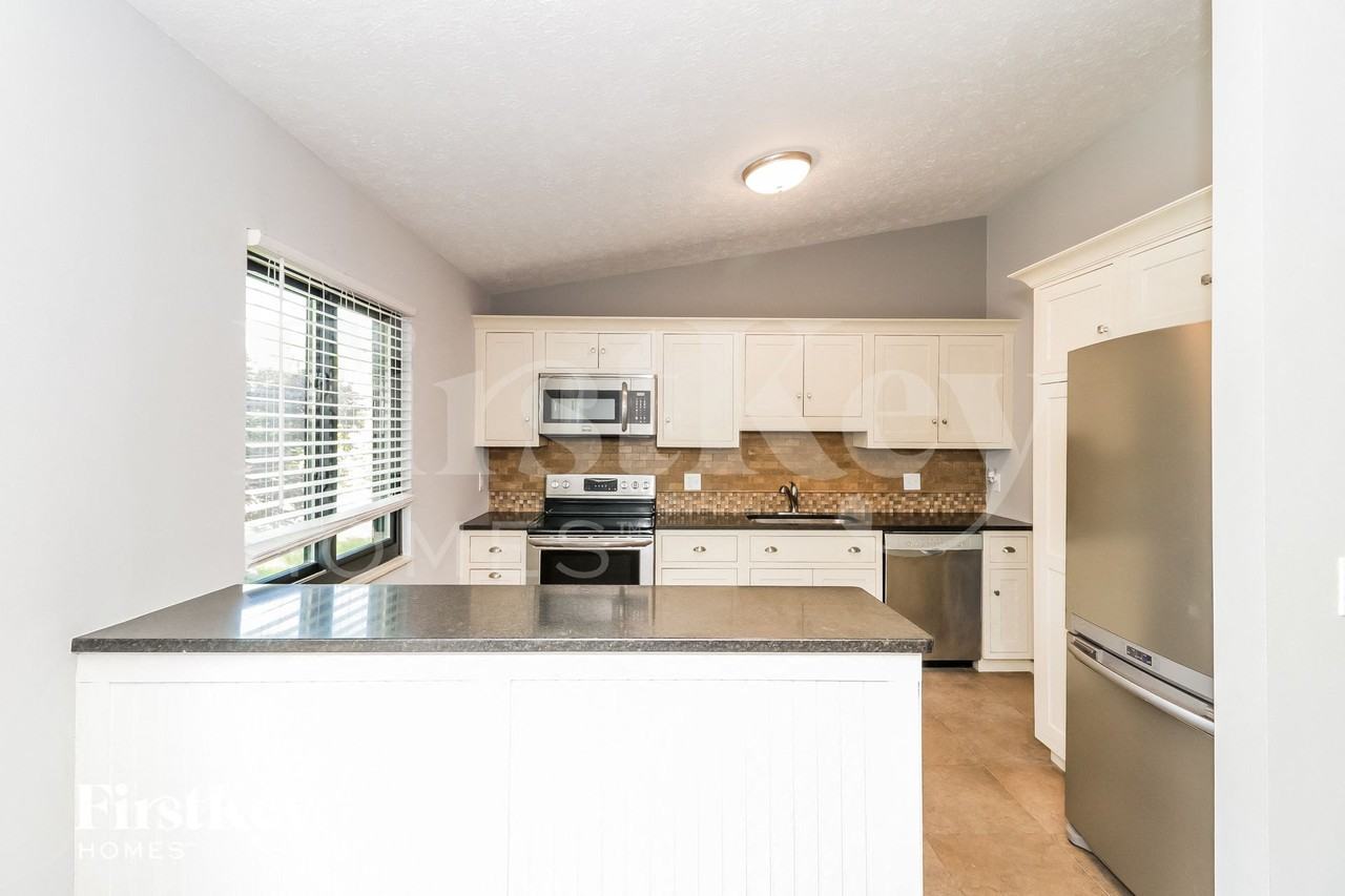 5571 Creekwood Cir - Photo 5 of 15