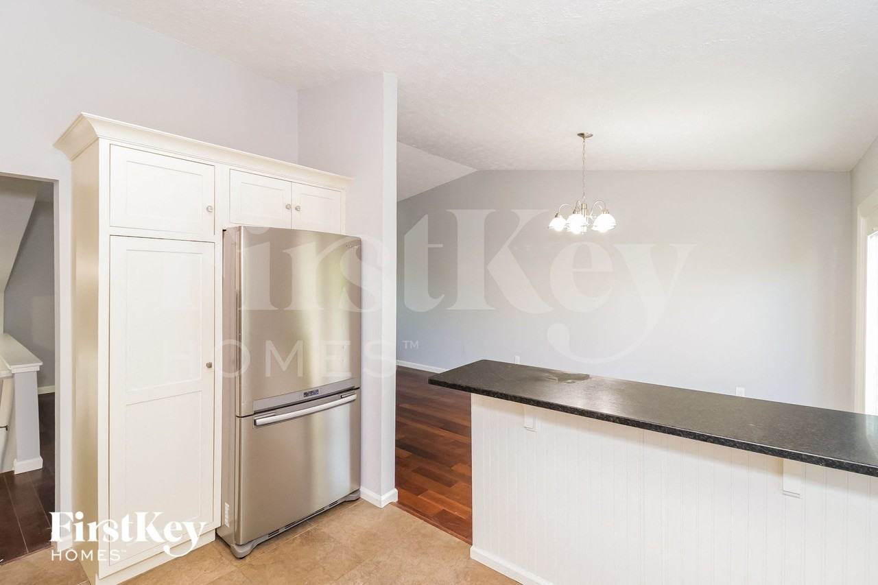 5571 Creekwood Cir - Photo 6 of 15