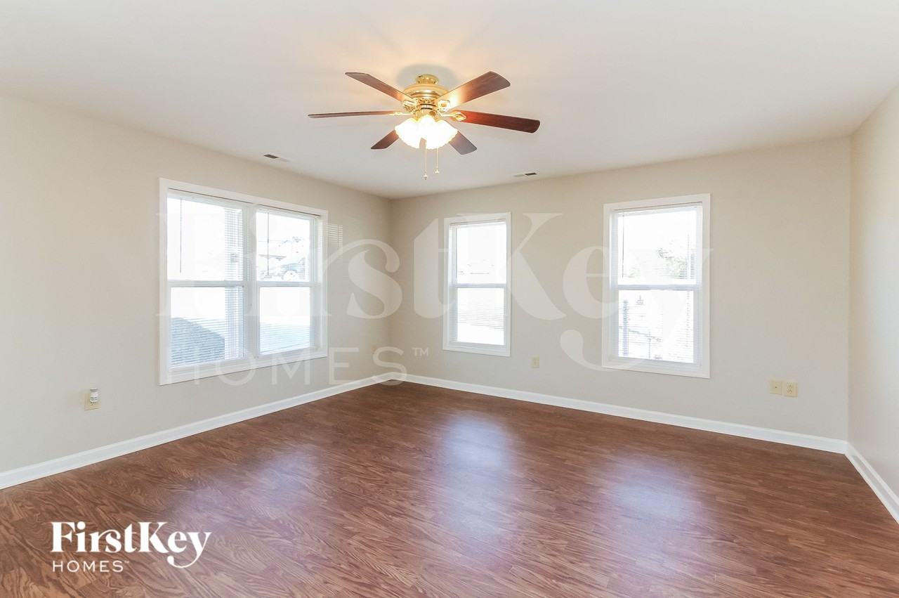 1731 Parkdale Ave - Photo 3 of 15