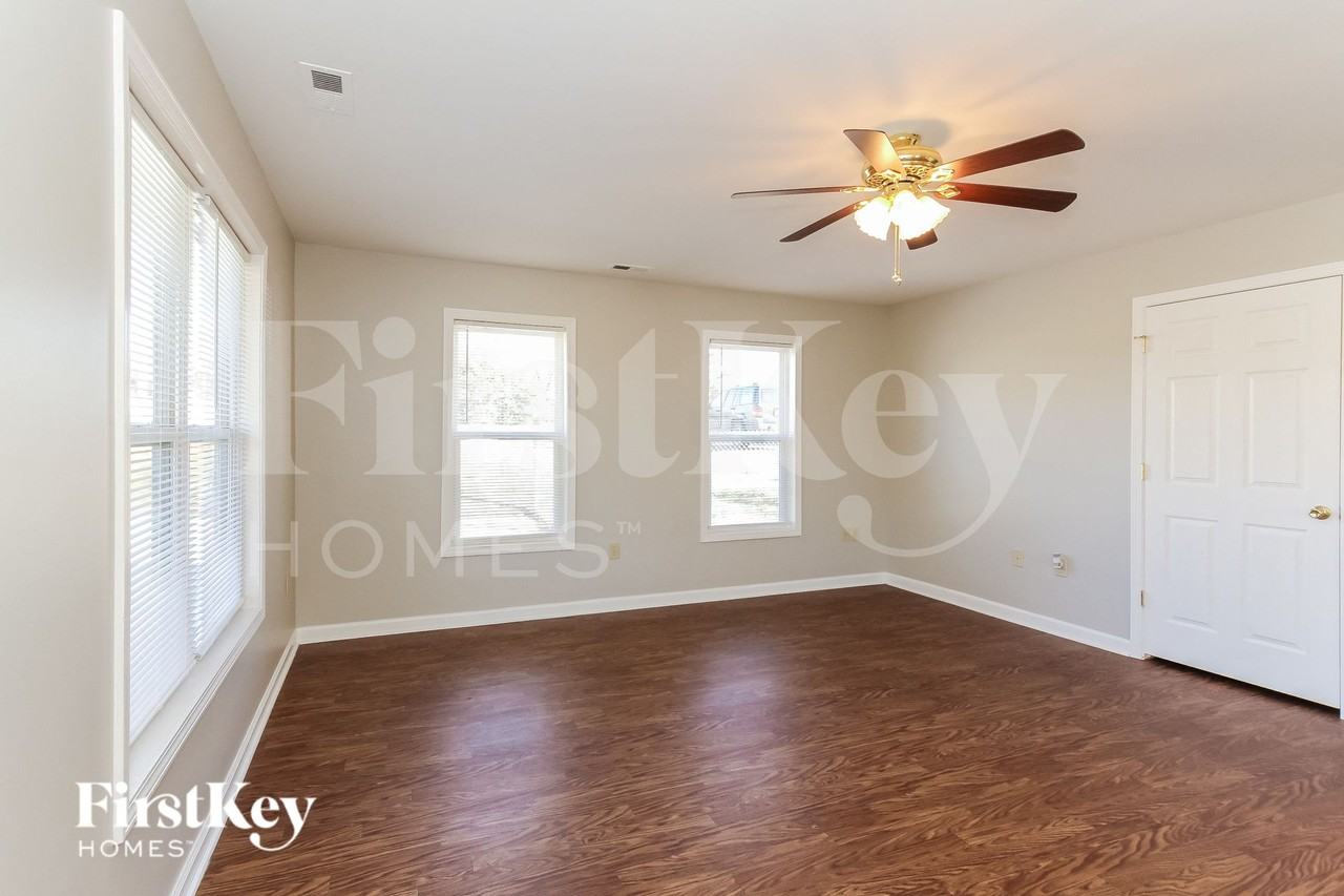 1731 Parkdale Ave - Photo 4 of 15