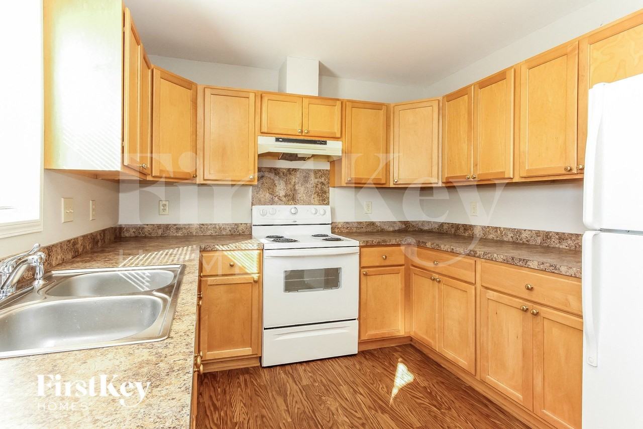 1731 Parkdale Ave - Photo 5 of 15