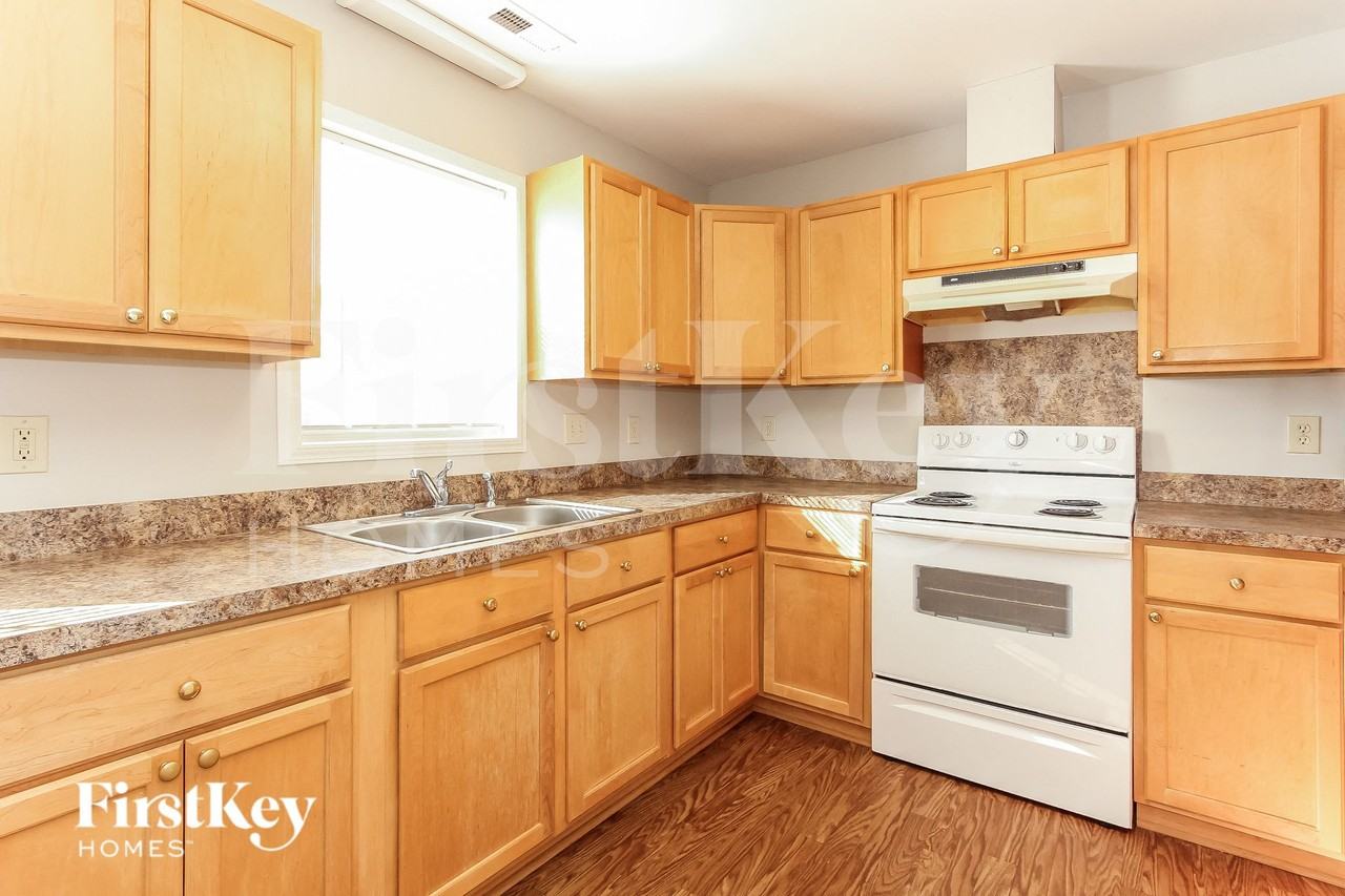 1731 Parkdale Ave - Photo 6 of 15