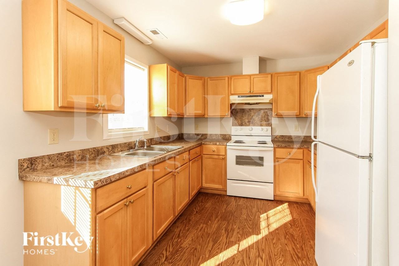 1731 Parkdale Ave - Photo 7 of 15