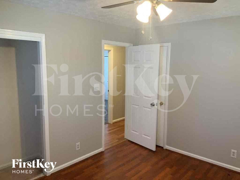 518 Rebecca St - Photo 3 of 17