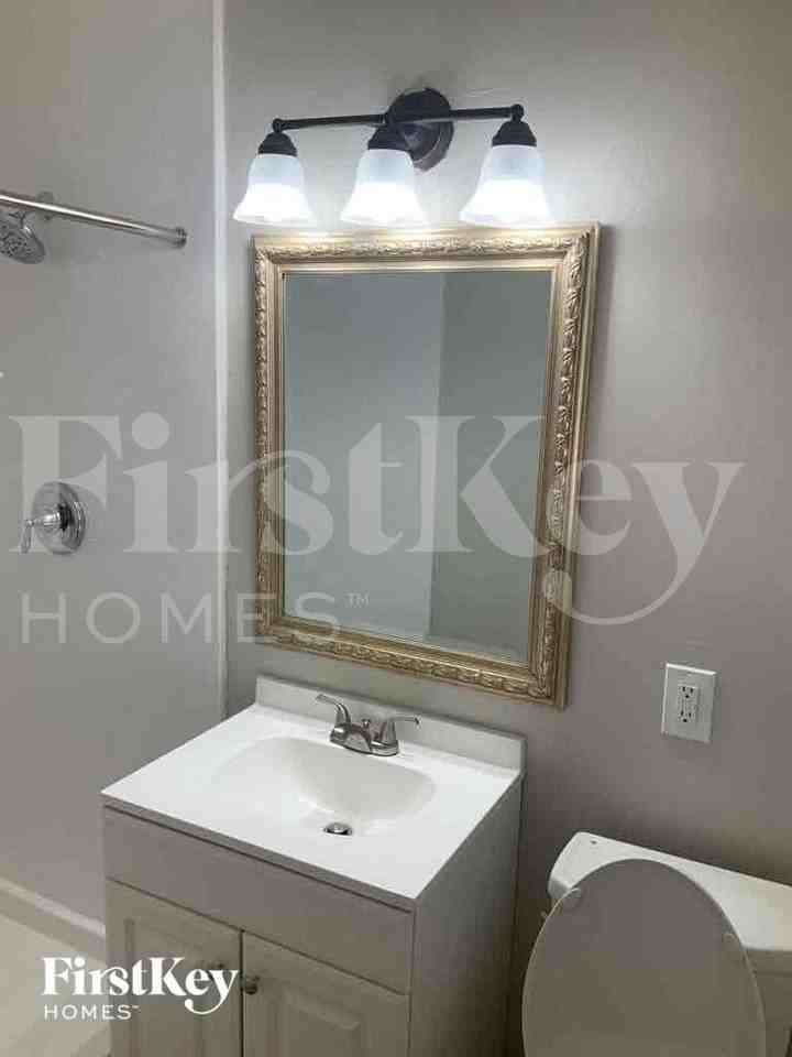 518 Rebecca St - Photo 4 of 17