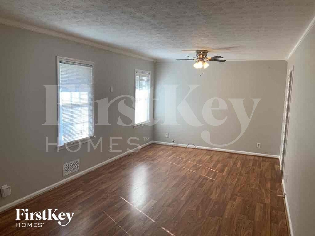 518 Rebecca St - Photo 7 of 17