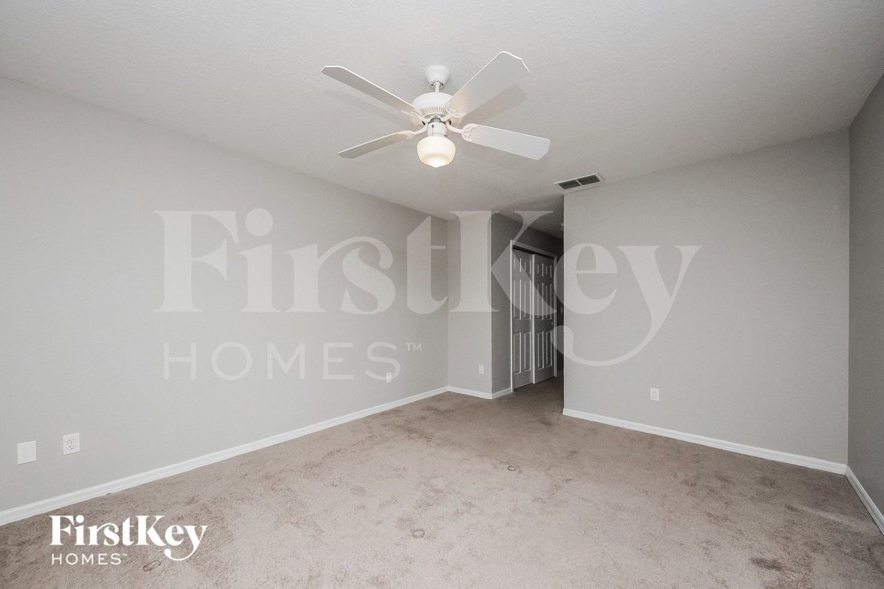 301 Balmoral Ct - Photo 4 of 15