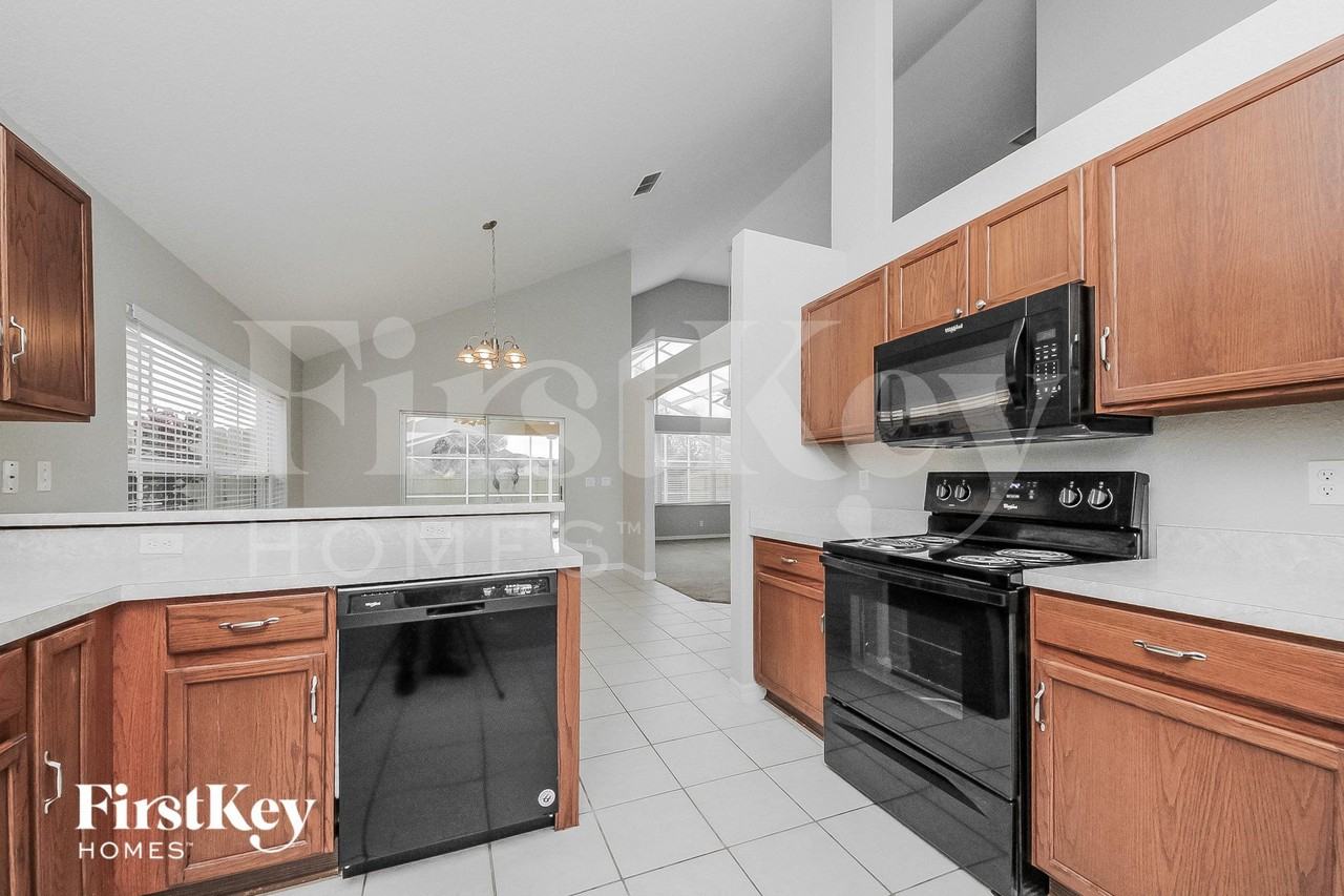 301 Balmoral Ct - Photo 6 of 15