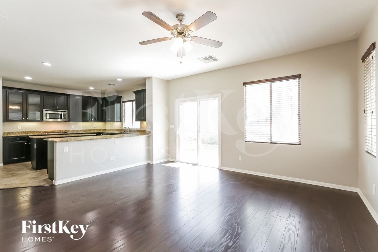 8048 Carr Valley St - Photo 3 of 15