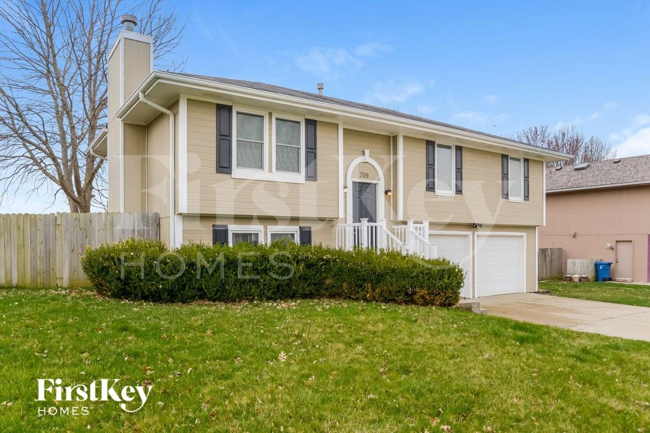 709 E 16th St - Photo 2 of 15